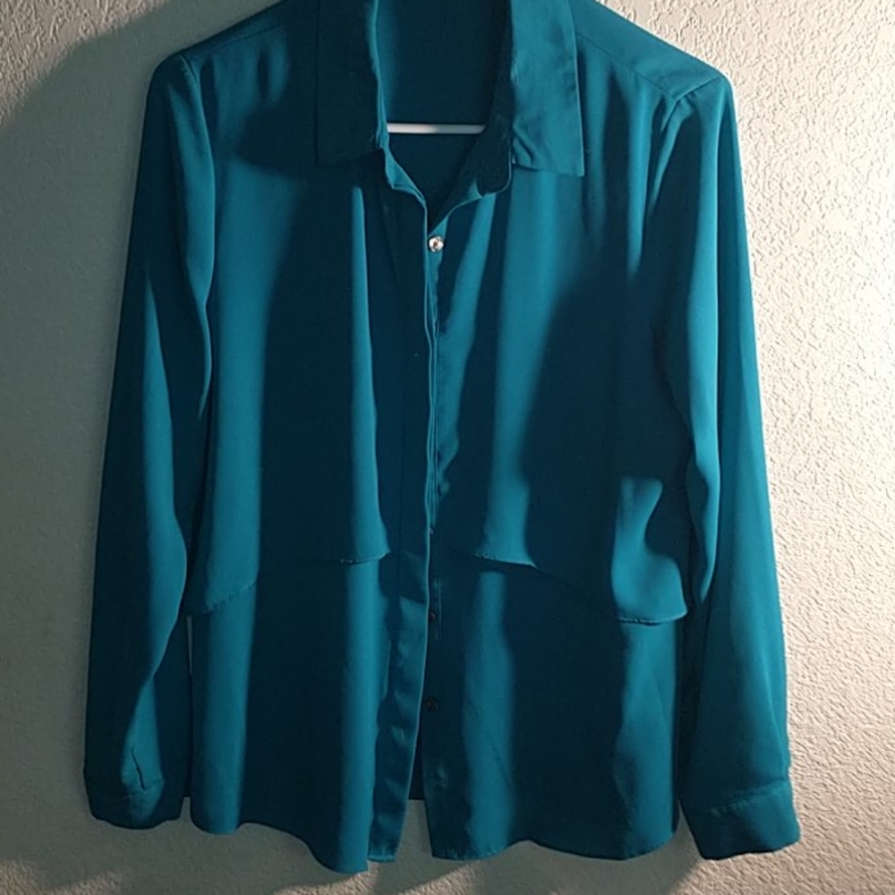 Vince Camuto long sleeve blouse pretty teal color.